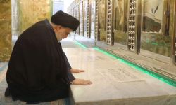 بالصور.. السيد مقتدى الصدر داخل مرقد والده الشهيد